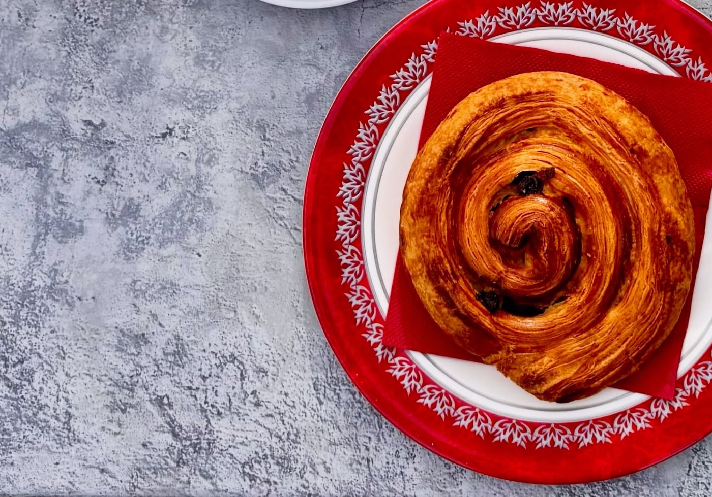 Pâtisserie maison sur assiette rouge